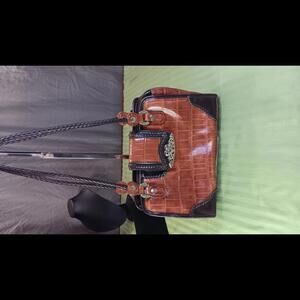 P17 - Stylish Faux Crocodile Pattern Handbag with Decorative Silver Closure